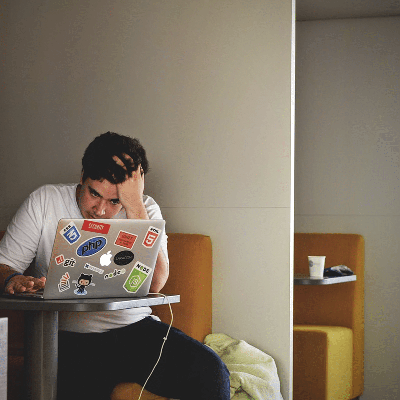 Conectar a través del dolor: explorando el lado oscuro de las ‘Cuentas Tristes’ en redes sociales y su impacto en la salud mental de nuestros adolescentes