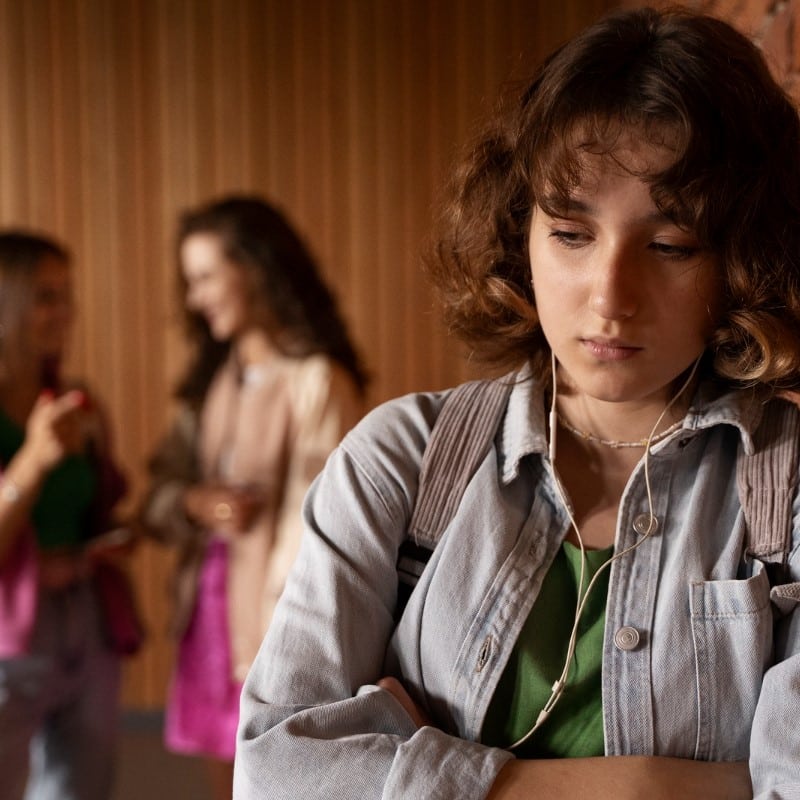 Juventud Vulnerable: Abordando el Vacío Emocional en la Adolescencia y Previniendo el Riesgo de Suicidio