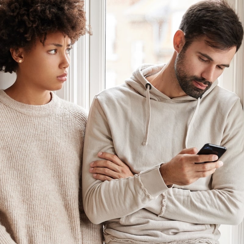 El Silencio en la Pareja: La “Ley del Hielo” y Cómo la Terapia Ayuda a Romper el Ciclo