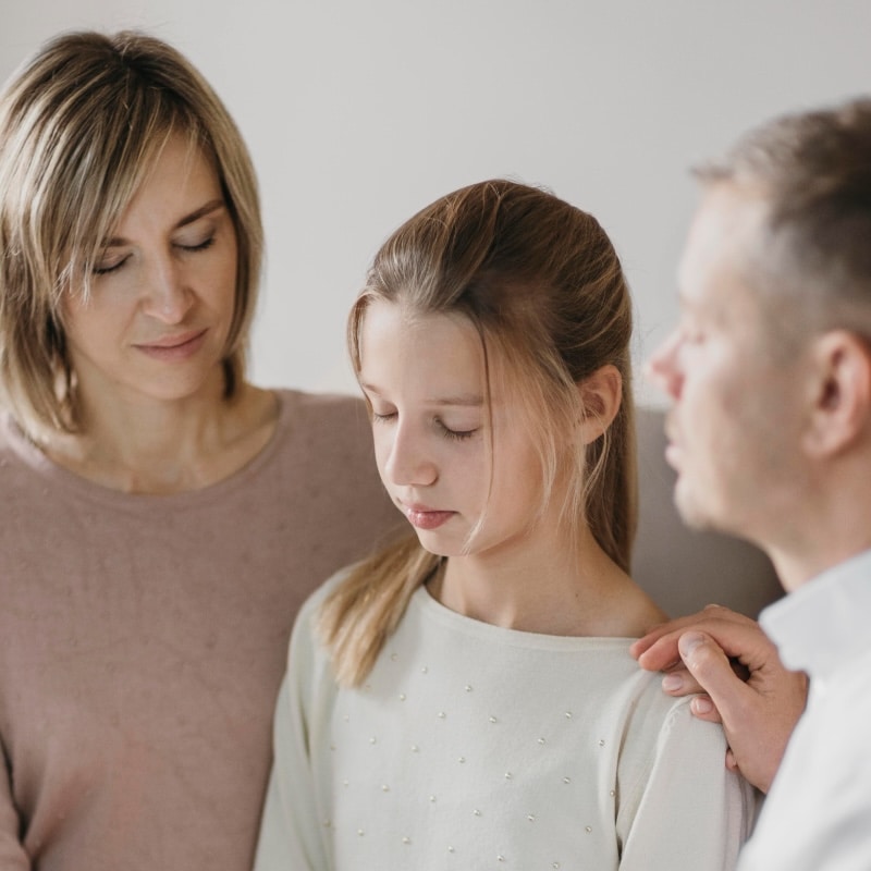 Demasiado madura para mi edad: El coste emocional de ser la hija perfecta.