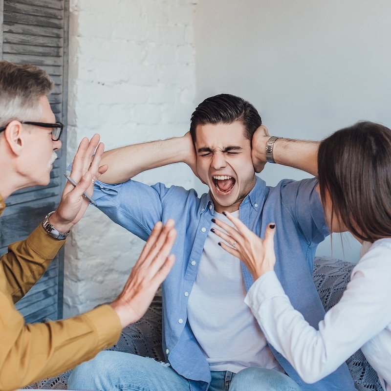 Adolescente tirano y padres agotados: una llamada de atención al sistema familiar